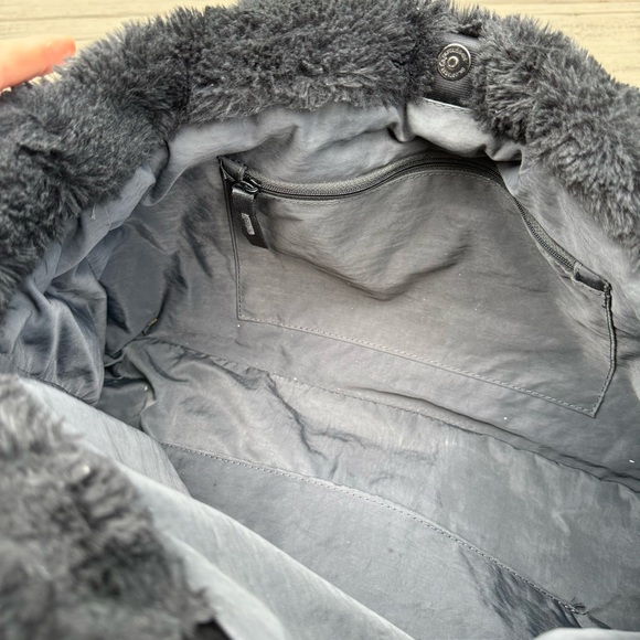 Nike Sportswear Faux Fur 10L tote bag in black - Picture 12 of 16